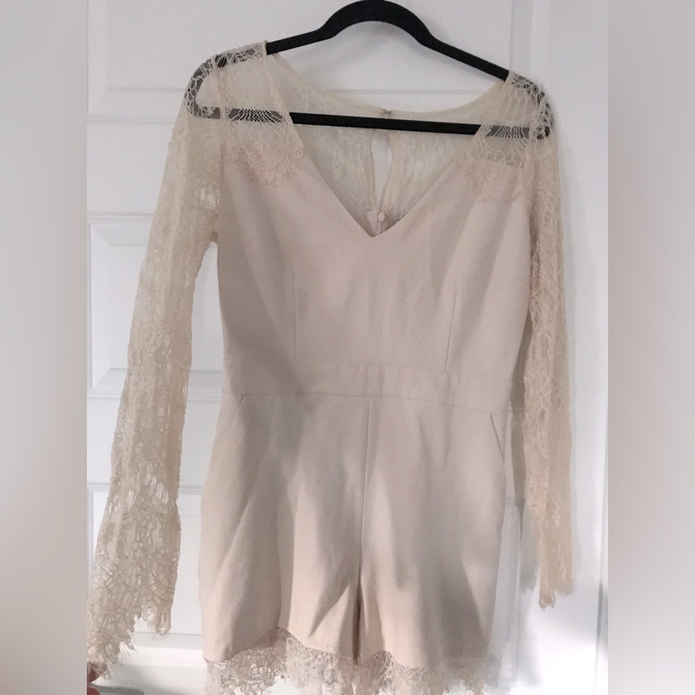 Cupcakes and cashmere romper size 6 (fits like small) cute lace detail